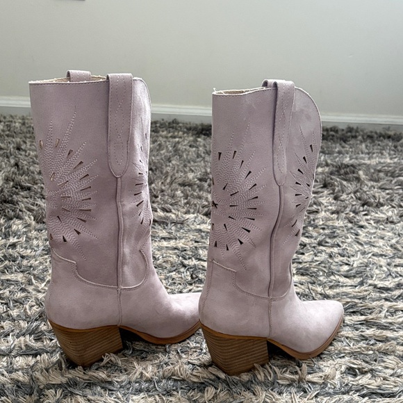 Elegant Light Lavender Heeled Boots, Size 6 - Picture 5 of 11
